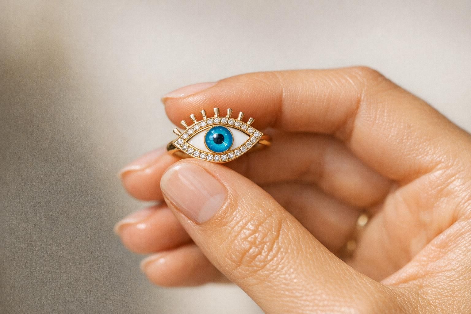 découvrez comment porter l'œil en bijouterie, un porte-bonheur symbolique, pour allier style et protection au quotidien.