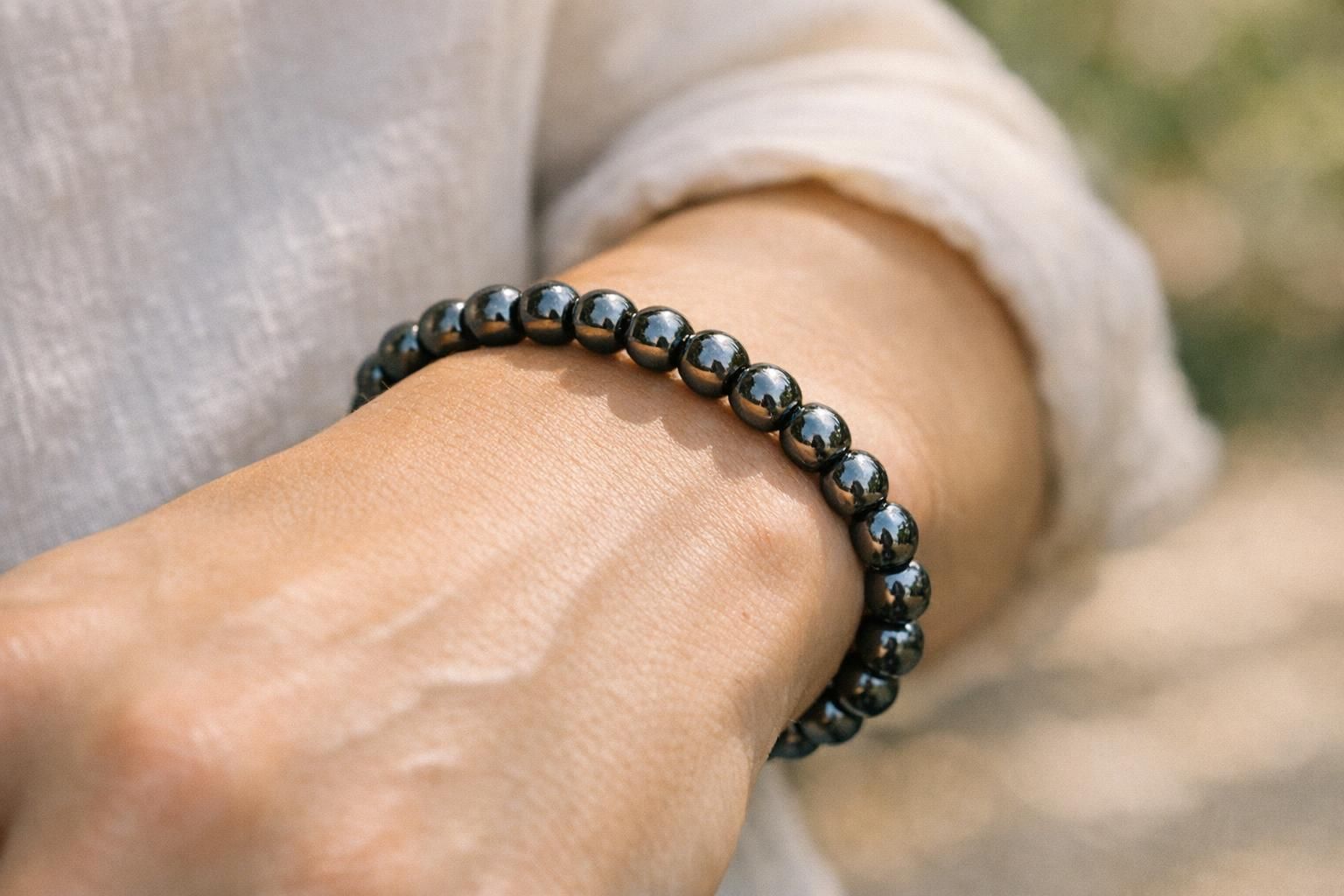découvrez comment choisir le poignet idéal pour porter votre bracelet en hématite et les bienfaits associés à ce choix.